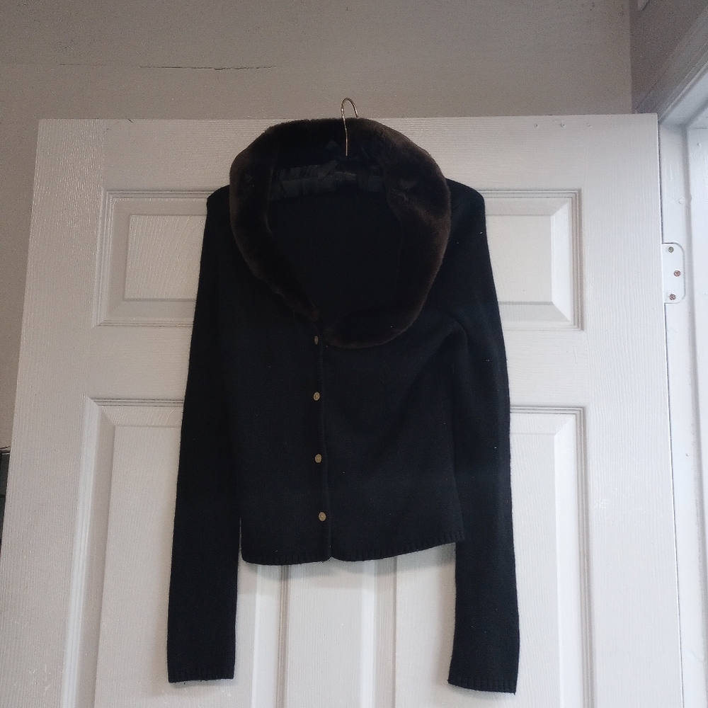 Women's sweater with fur collar